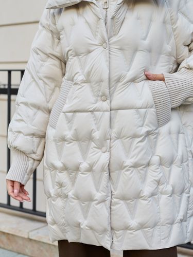 Светло-бежевый удлиненный пуховик с манишкой-капюшоном