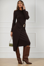 Платье из плотного трикотажа с запахом и брошью