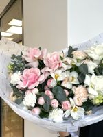 Букет сборный из кустовых пионовидных роз, эвкалипта и одноголовых роз