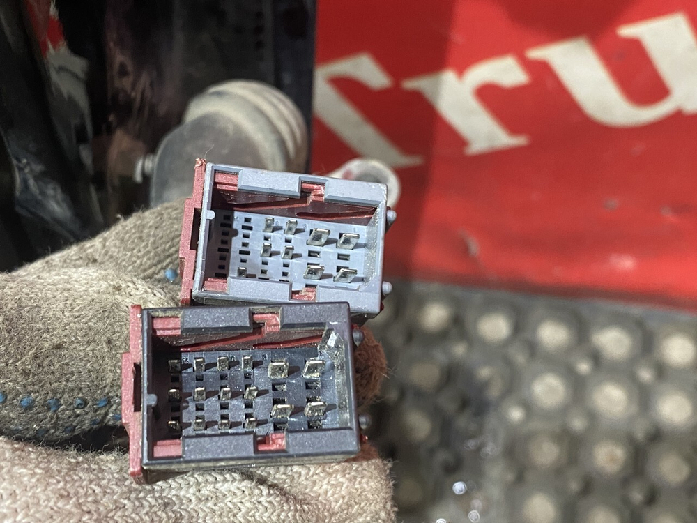 Дверь левая в сборе 2019г.