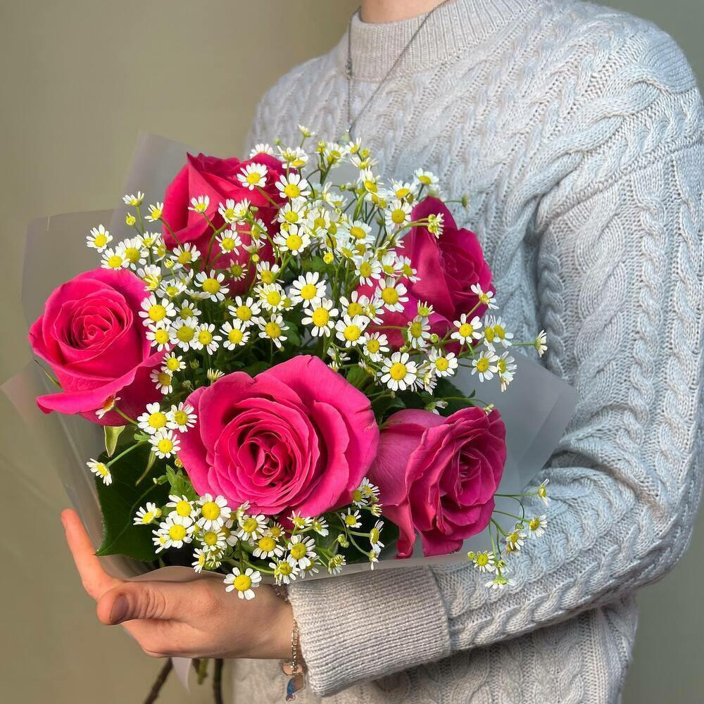 Букет с малиновыми чайными розами и полевыми ромашками в упаковке