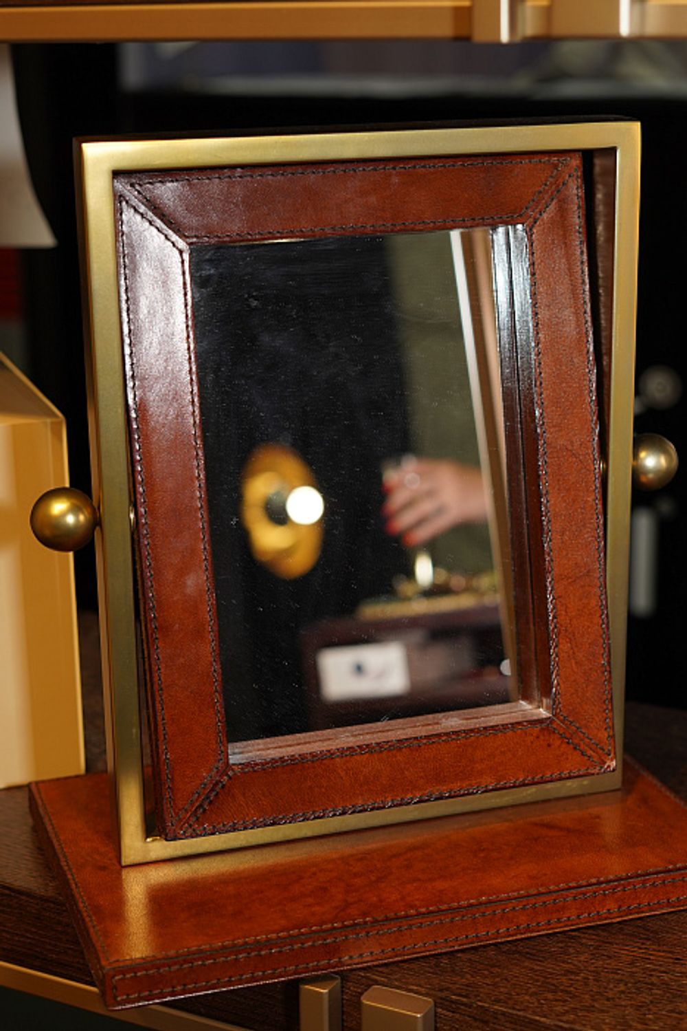 Зеркало настольное желто-коричневое