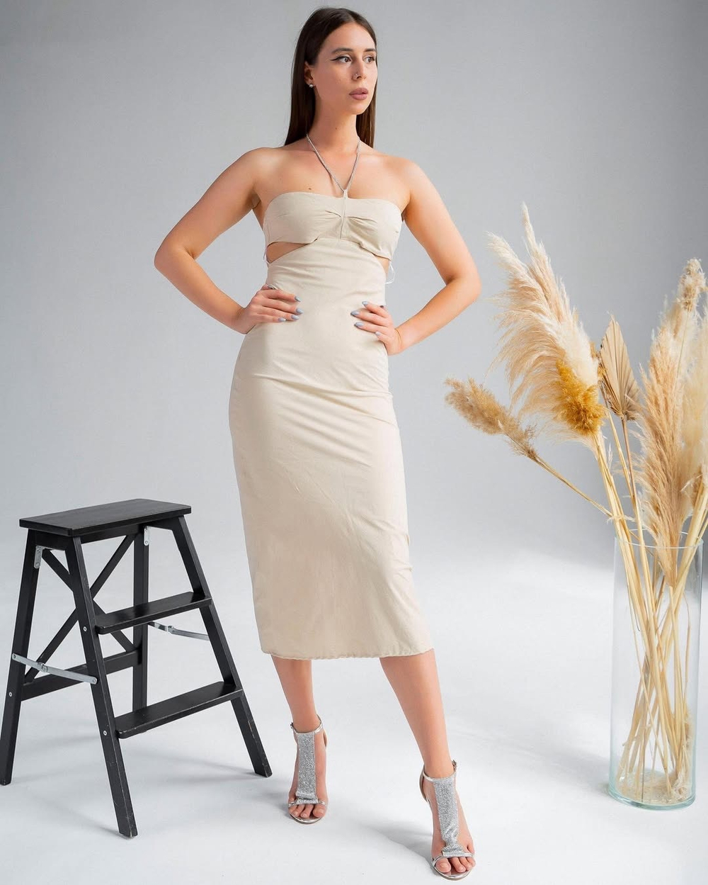 платье миди с вырезами