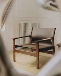 Кресло Jan из переработанной кожи темно-коричневого цвета и ясеня в ореховом цвете