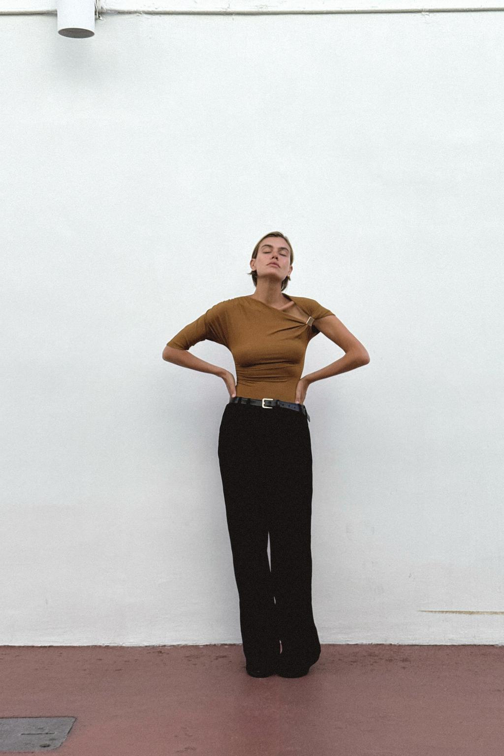 ZARA ТОП АСИММЕТРИЧНОГО КРОЯ ИЗ ПОЛИАМИДА, ГОРЧИЧНЫЙ