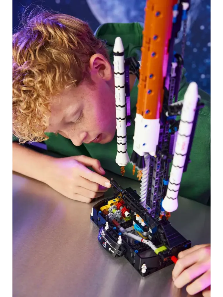 Конструктор Technic 42221 NASA Artemis SLS HeavyLift Rocket