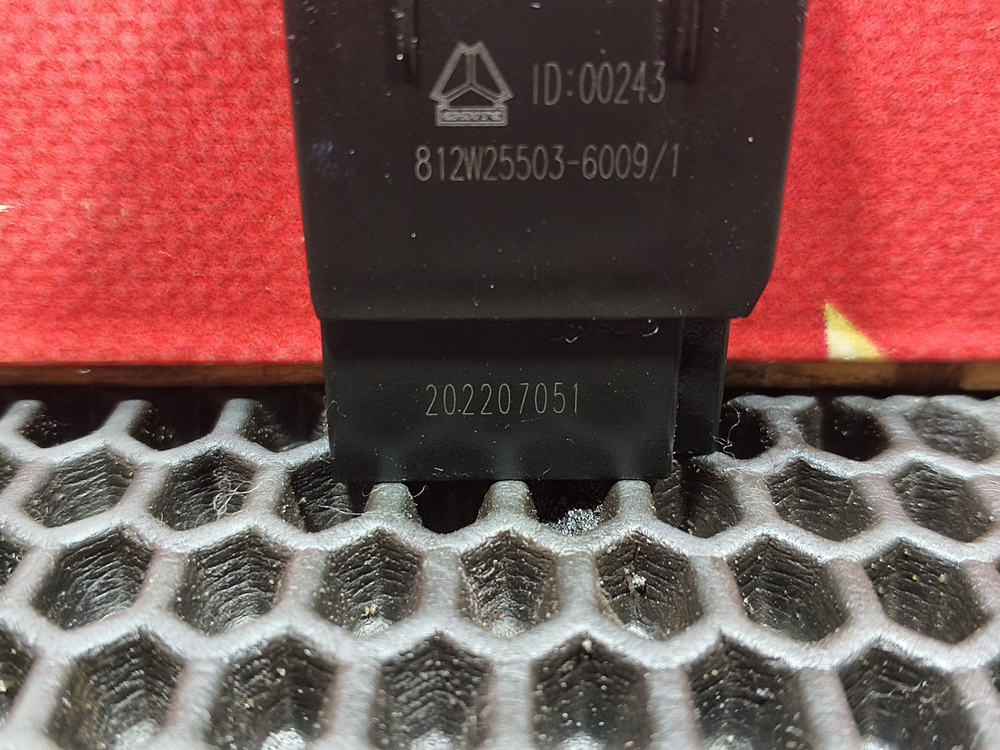 Кнопка регулировки света фар