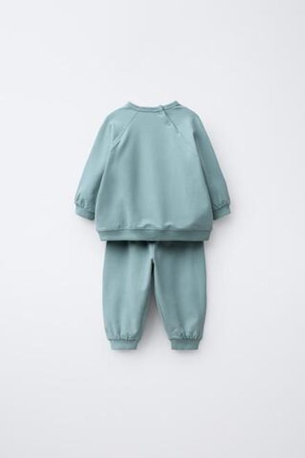 ZARA КОМПЛЕКТ ИЗ ТОЛСТОВКИ И БРЮК-ДЖОГГЕРОВ С МАХРОВОЙ ВЫШИВКОЙ, ЗЕЛЕНОВАТО-СИНИЙ