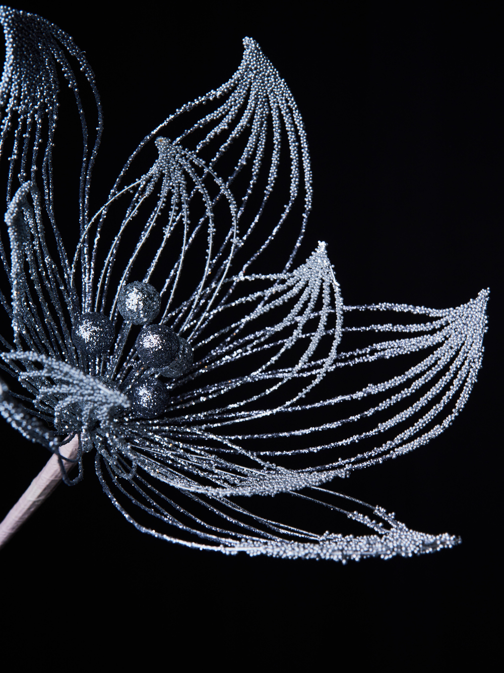 Веточка с цветком 19x52см ChristmasDeLuxe белая/олово