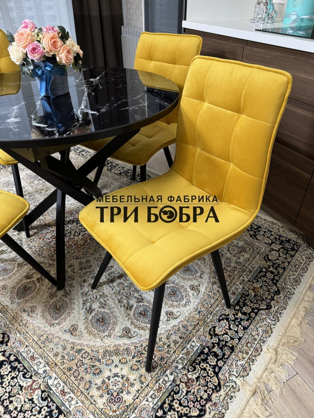 Круглый стеклянный раздвижной стол "Черный оникс" и стулья "ГУЧИ" желтый