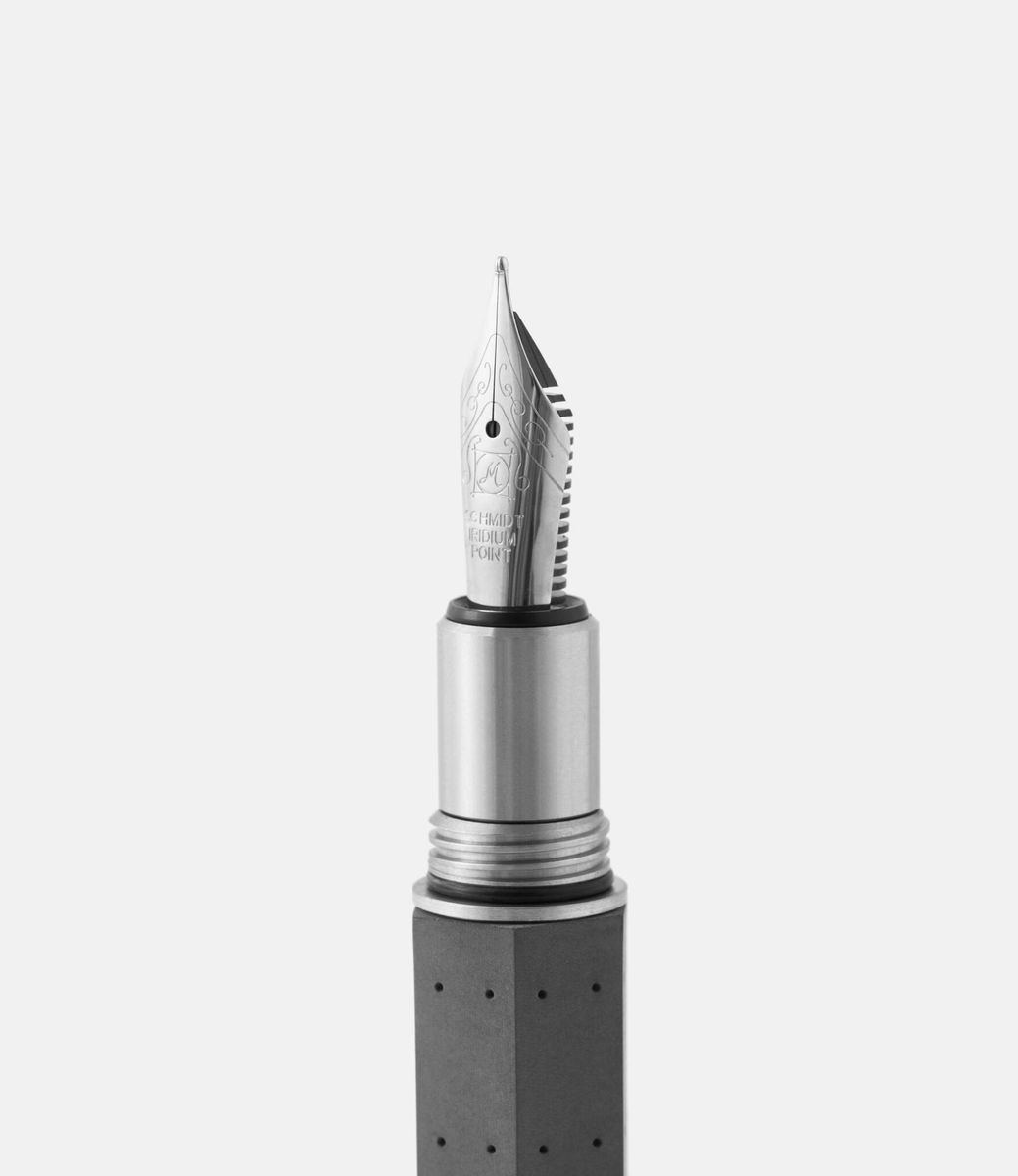 22 Studio Module Fountain Pen Dark Grey — перьевая ручка из бетона