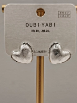 Серьги Oubi Yabi «Бархатное сердце» Silver