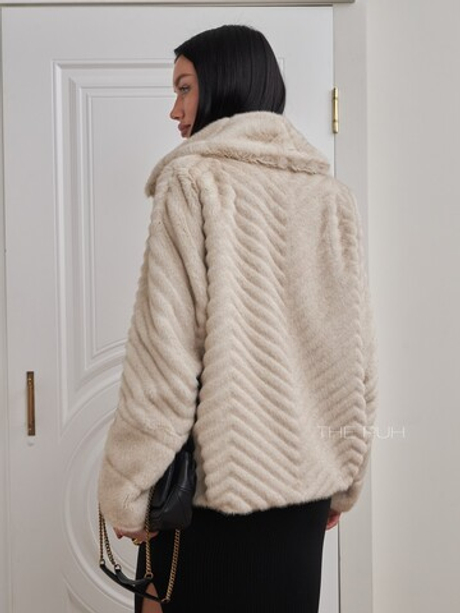 Короткая шуба из эко-меха в бежевом цвете