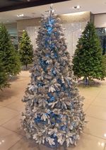 Заснеженная ель с гирляндой «Барокко» холодный свет (Литая+пвх) от 1.2 до 2.4 м