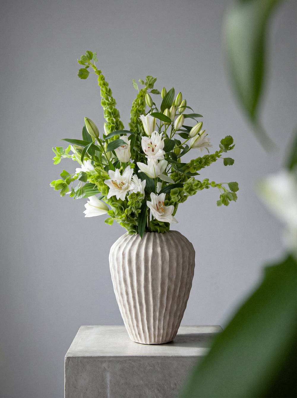 зеленый букет с белыми лилиями