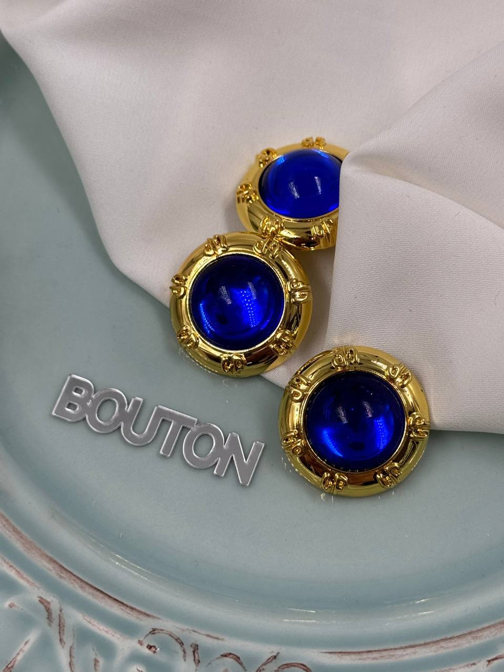 Пуговицы золотистые с камнем цвета электрик (синий)
