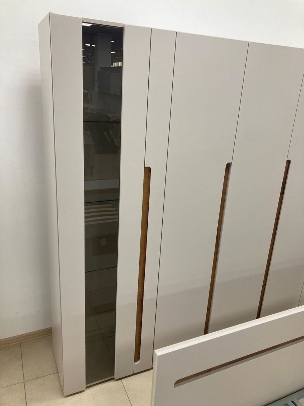 Пенал-витрина правый Валенсия кашемир/софт сантьяго