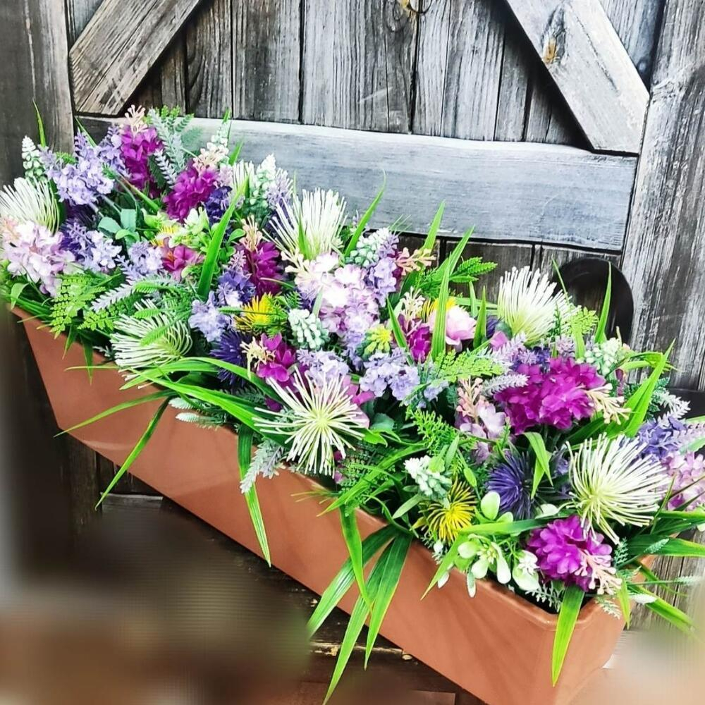 Композиция в ящике из искусственных цветов