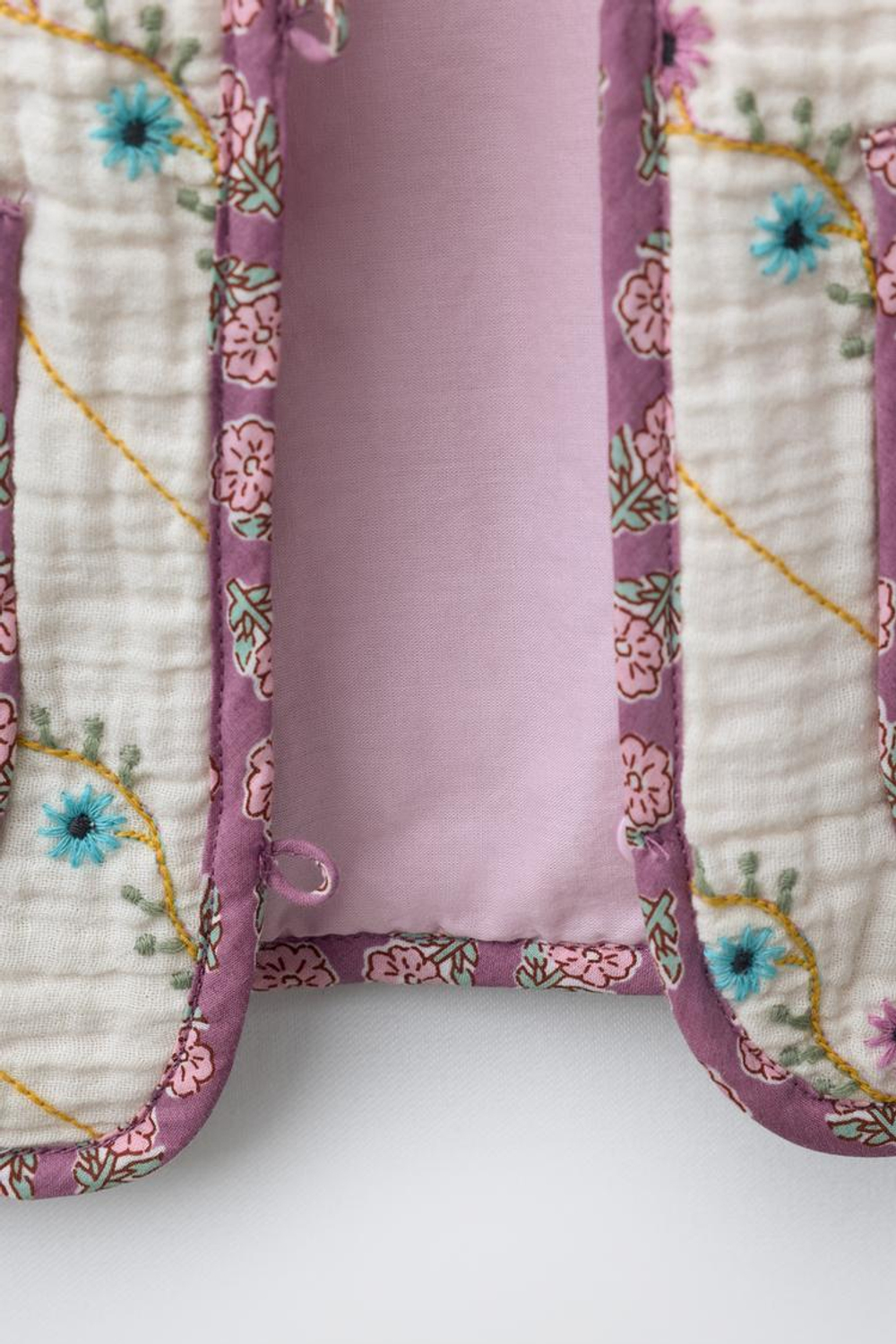 ZARA СТЕГАНАЯ КУРТКА С ВЫШИВКОЙ В ВИДЕ ЦВЕТОВ, ЭКРЮ