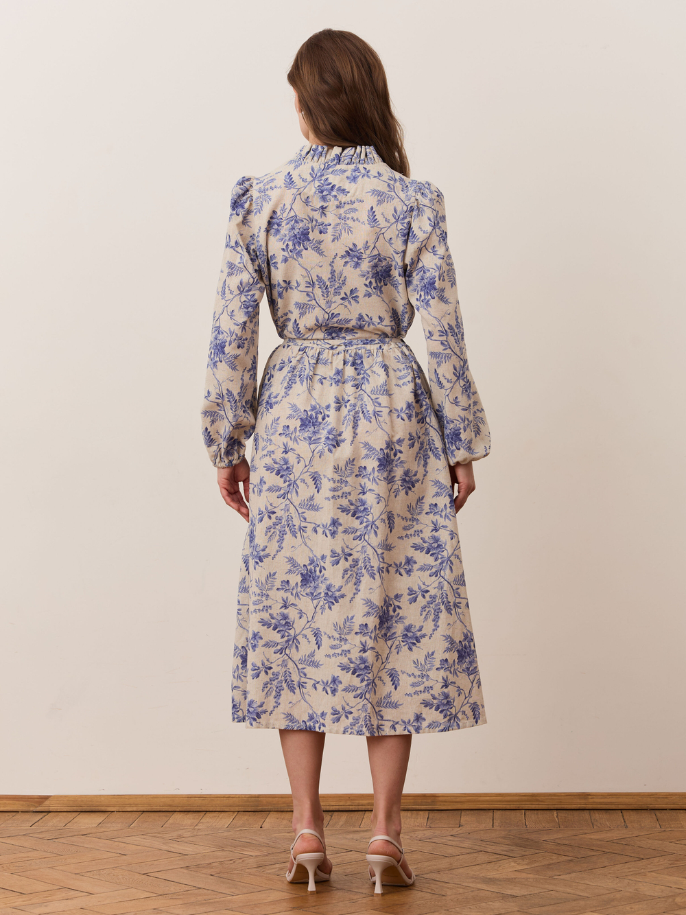 Платье с воротником стойкой