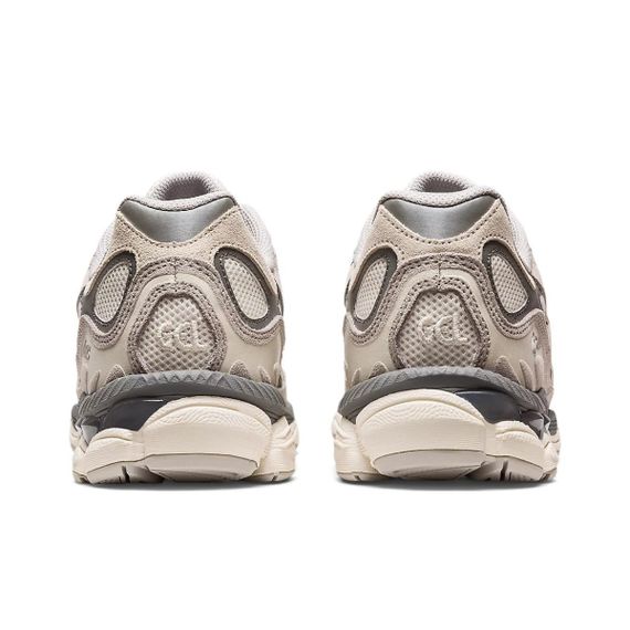 Asics Гельл Нью-Йорк В изобранном виде - это универсальный аксессуар