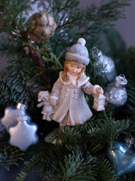 Композиция в кашпо с Девочкой с мишкой