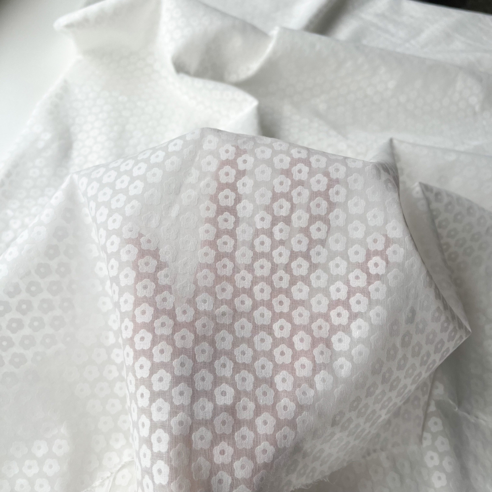 Батист Ромашки на молочном (тёплом белом) фоне