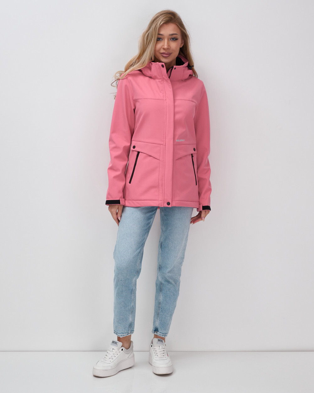 Ветровка спортивная женская с капюшоном softshell розового цвета 9566R