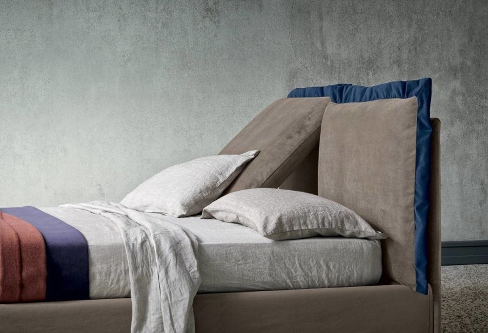 Двуспальная кровать с мягким изголовьем