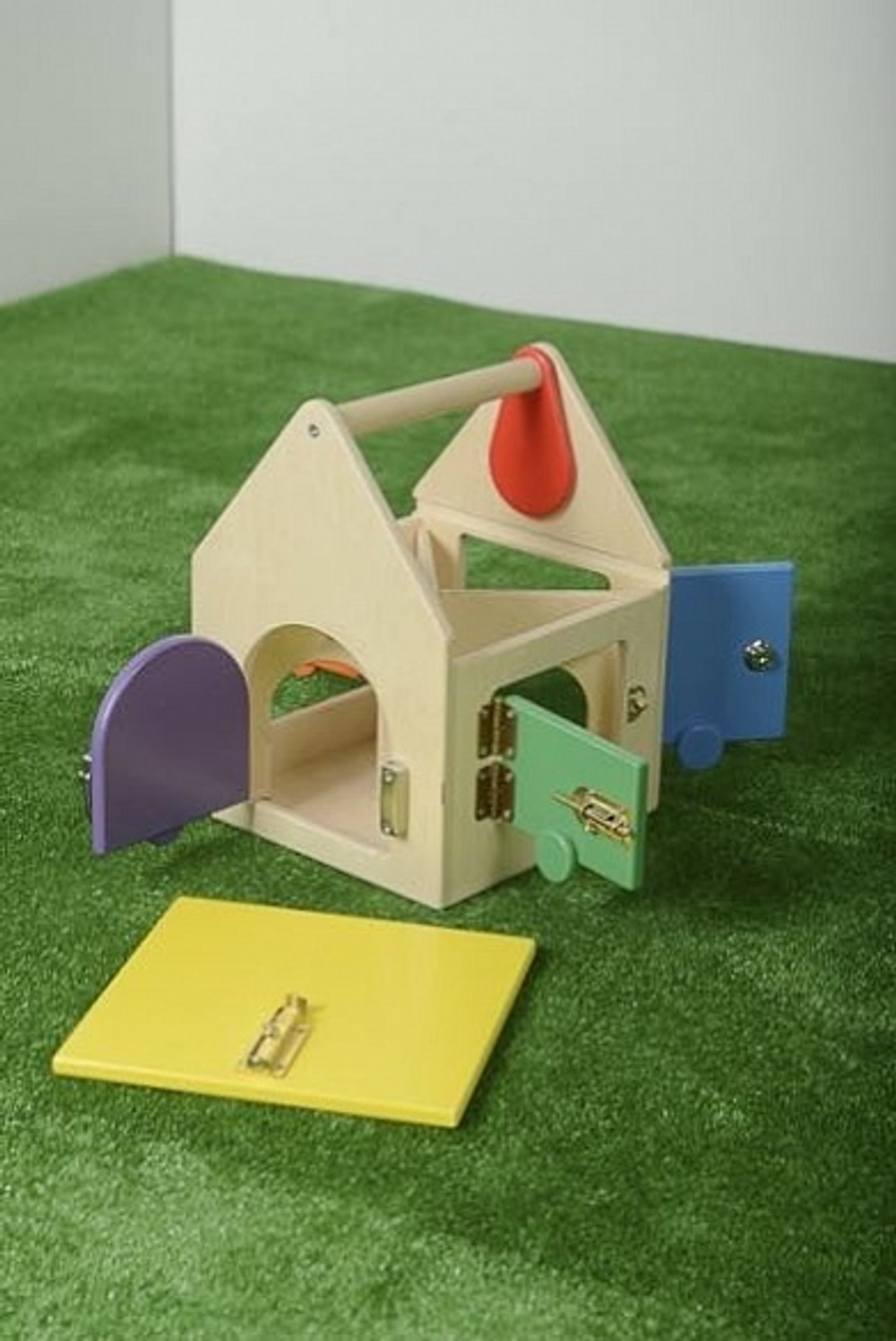 Домик с дверцами и замочками