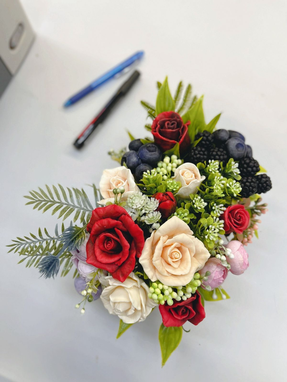 Букет “Фуксия с ягодами”