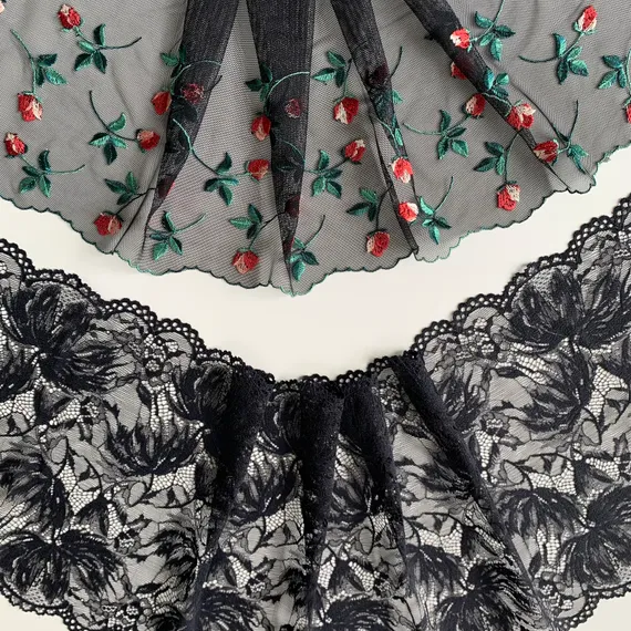 Вышивка на сетке черная/розы (левая) 21 см