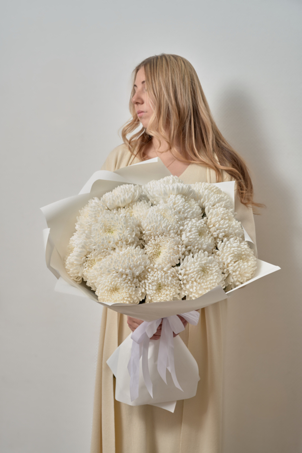 Большой букет из 25 белых хризантем