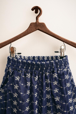 ZARA TIMELESS — БРЮКИ СВОБОДНОГО КРОЯ С ВЫШИВКОЙ В ВИДЕ ЦВЕТОВ, СИНИЙ