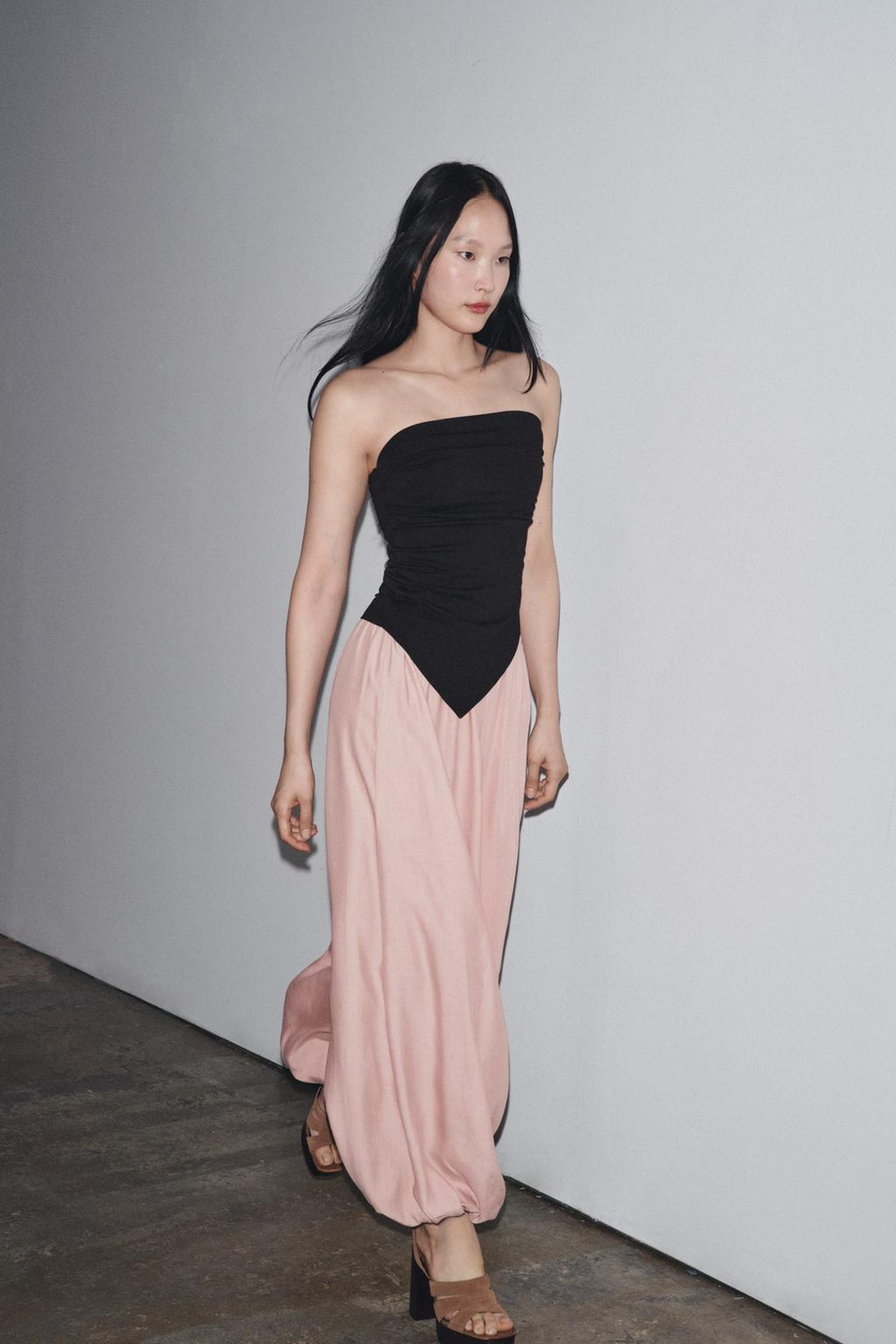 ZARA ТОП БЕЗ БРЕТЕЛЕЙ АСИММЕТРИЧНОГО КРОЯ, ЧЕРНЫЙ