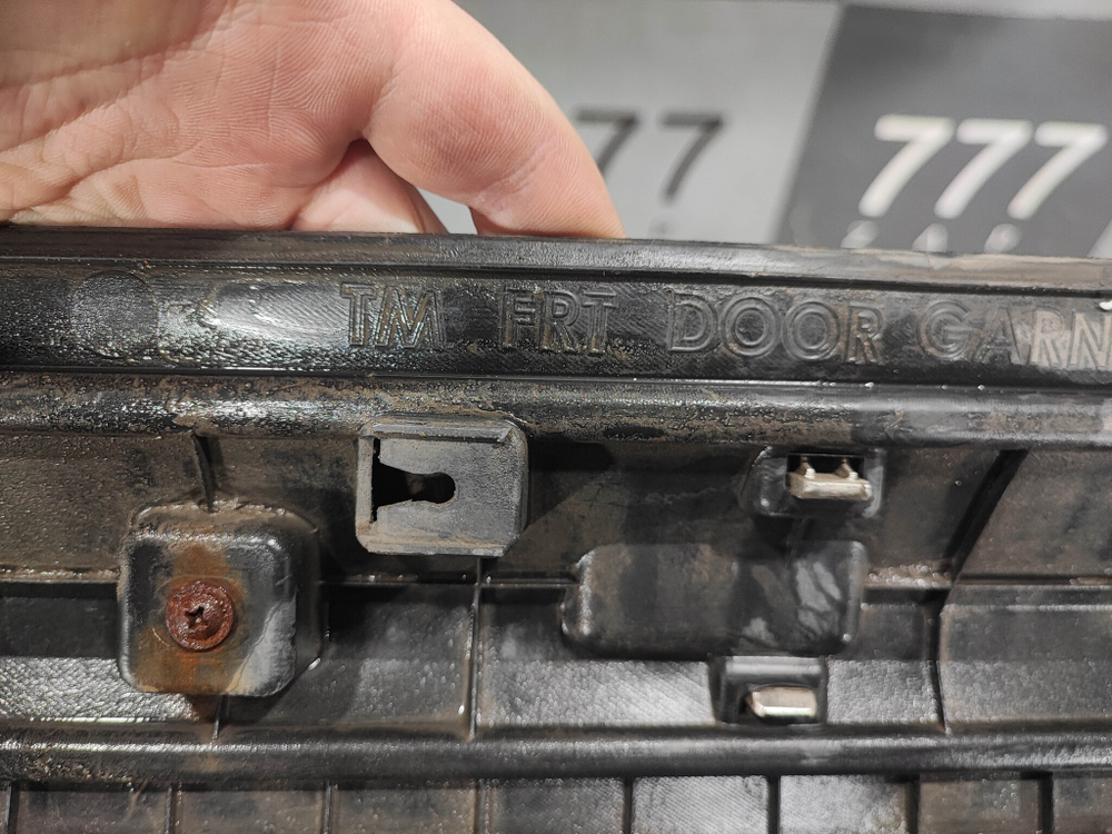 Накладка двери передней правой Hyundai Santa Fe 4 (TM) 18-нв Б/У Оригинал 87722S1000