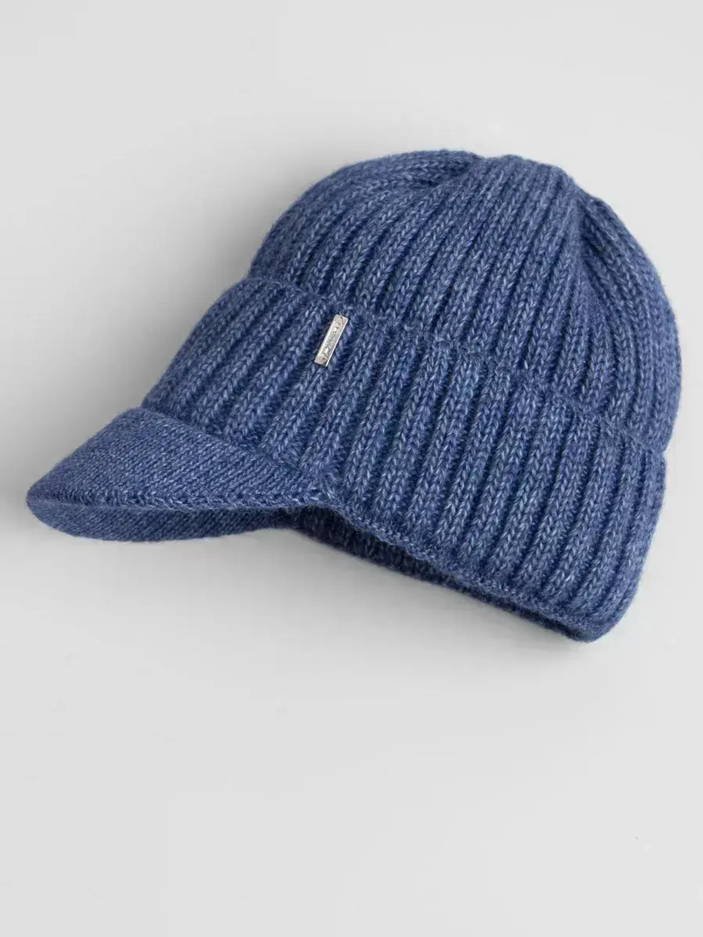 Шапка для мальчика с козырьком на осень