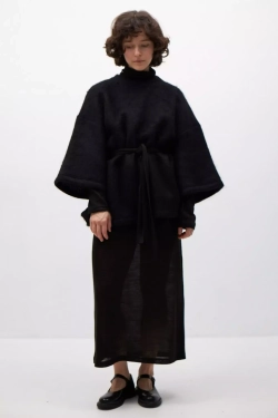 Платье из трикотажа со стойкой черного цвета с поясом