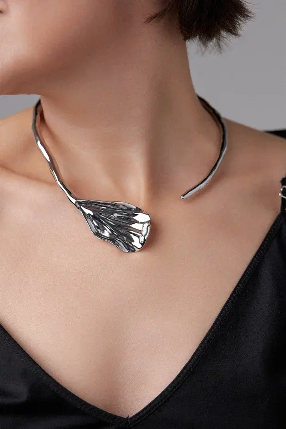 Колье-обруч Flora Belissima ассиметричный плоский лепесток, оттенок серебро