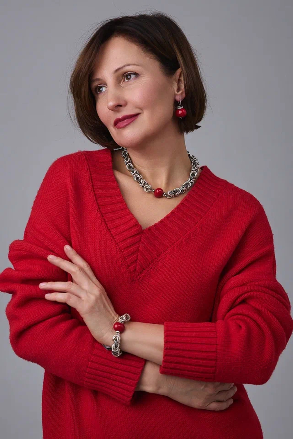 Серьги с красным плоским жемчугом на замке левербек, оттенки серебро и графит