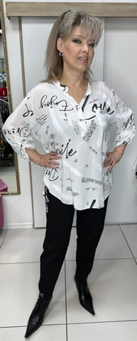 Белая итальянская рубашка с "газетным" принтом