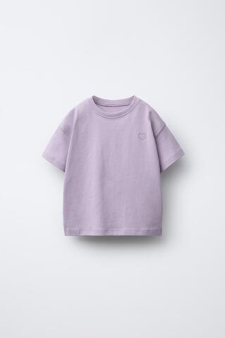 ZARA БАЗОВАЯ ФУТБОЛКА С ВЫШИТЫМ СЕРДЦЕМ, СВЕТЛО-СИРЕНЕВЫЙ