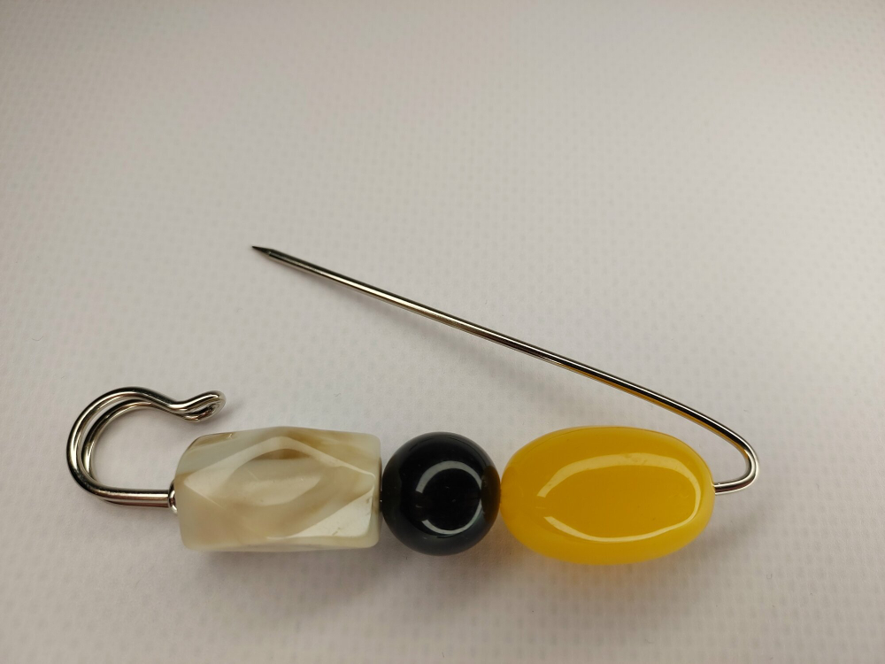 Булавка брошь "Уютные камушки" Булавка для кардигана, пальто, платков, костюмов, одежды. Цвет жёлтый белый