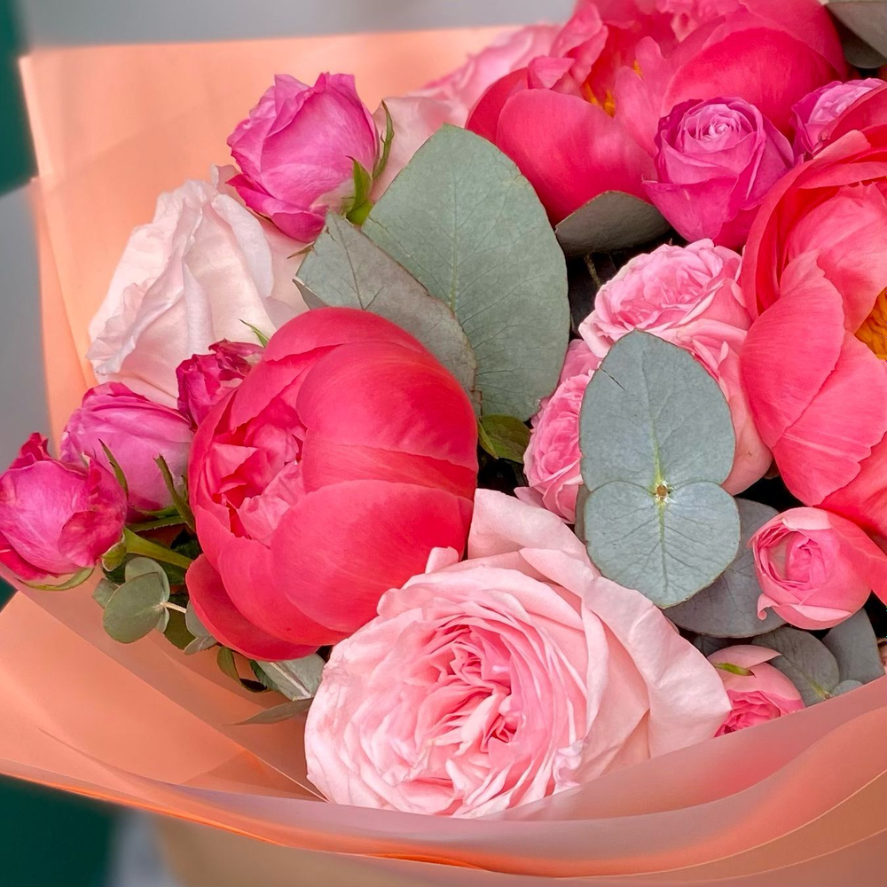 Яркий букет с пионами и кустовыми розами купить в Москве