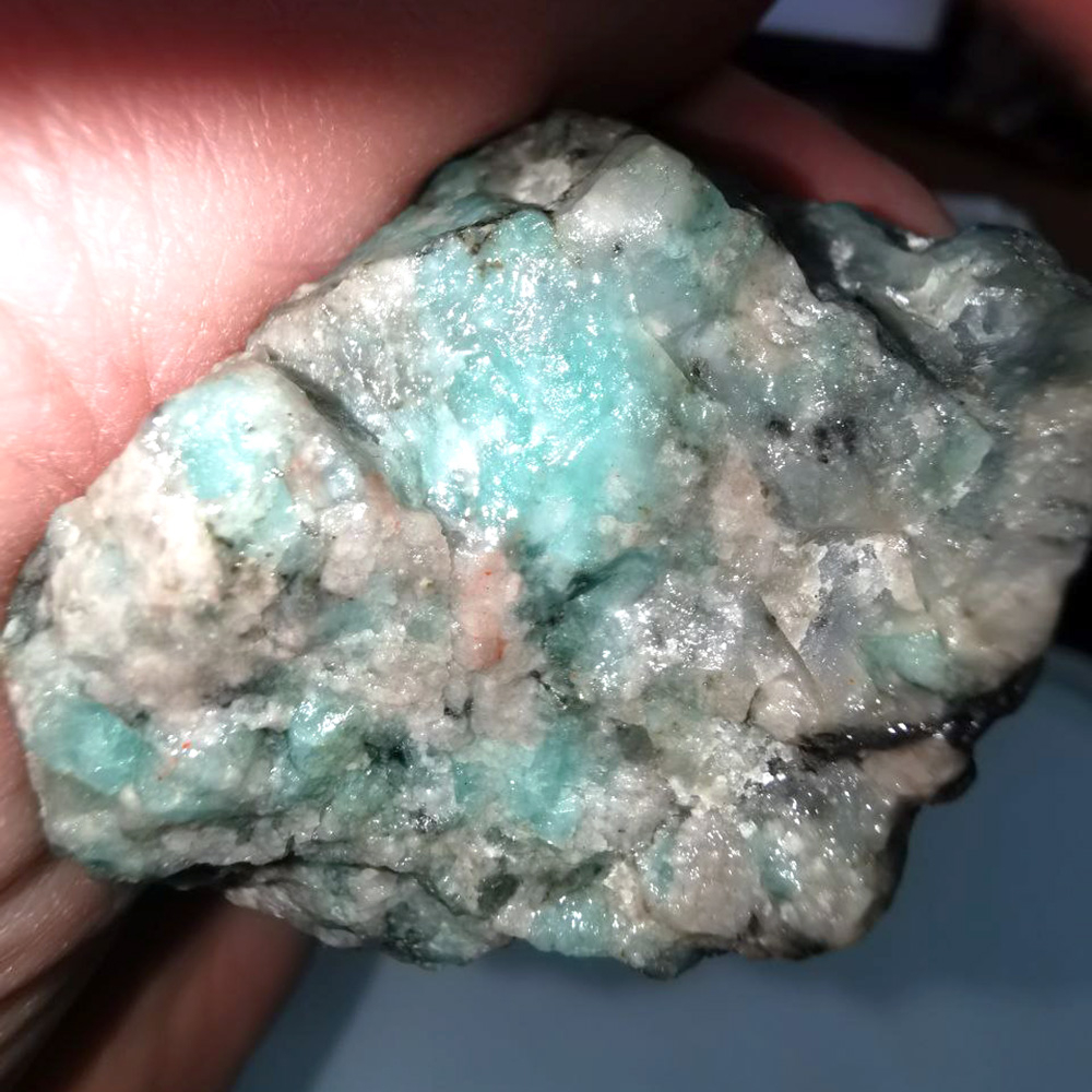 Изумруд(берилл) в породе асс.