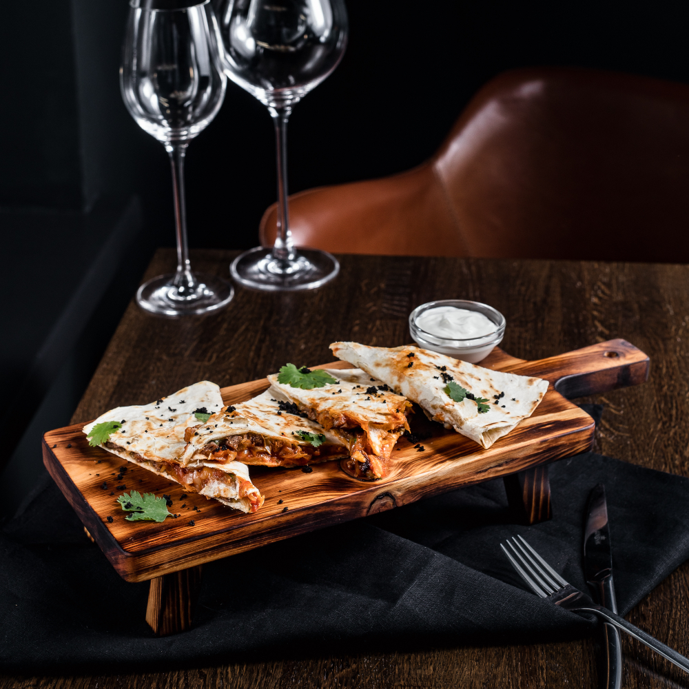 Деревянная сервировочная  доска для подачи блюд и закусок из древесины кедра. Art of Siberia. RD11