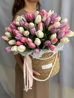 Розовые, белые и сиреневые тюльпаны в стильной корзине от Флора Маркет