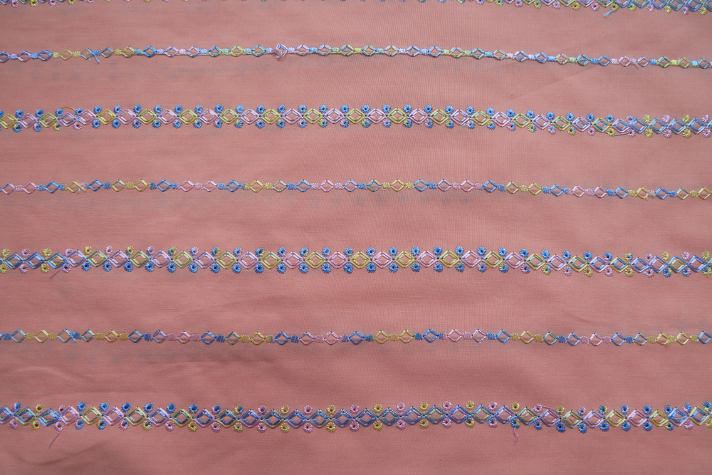 Батист с вышивкой в персиковом цвете