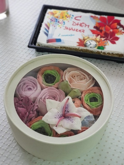 Цветочная композиция - круглая коробочка с зефиром арт2020