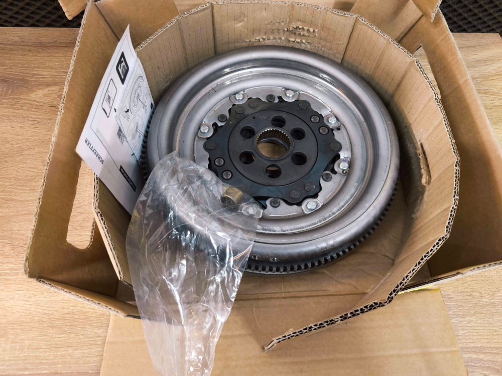 Маховик двухмассовый  LUK  Audi A3, VW Passat Golf Eos Jetta, Skoda SuperB Yeti 2.0TD